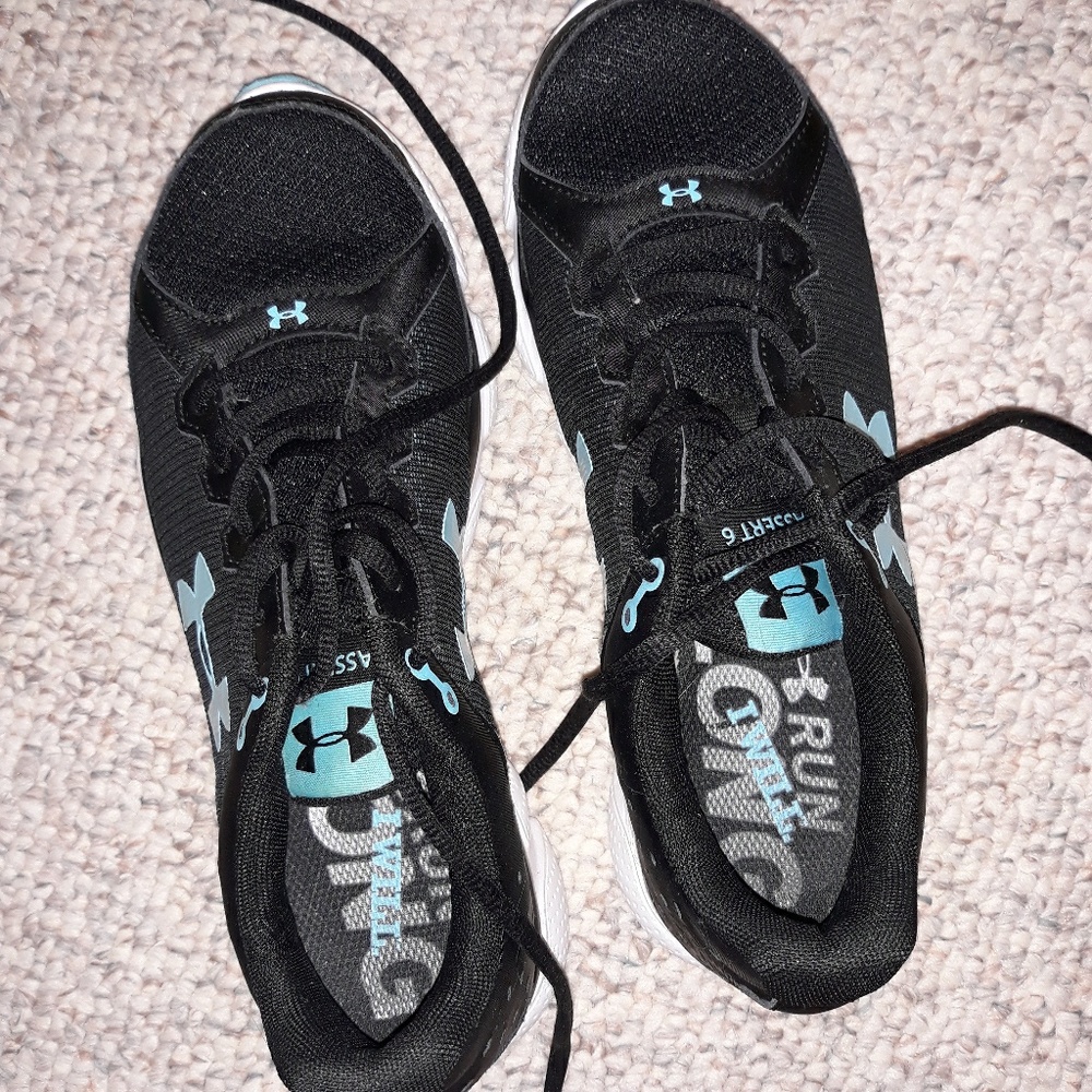 Tennis shoes